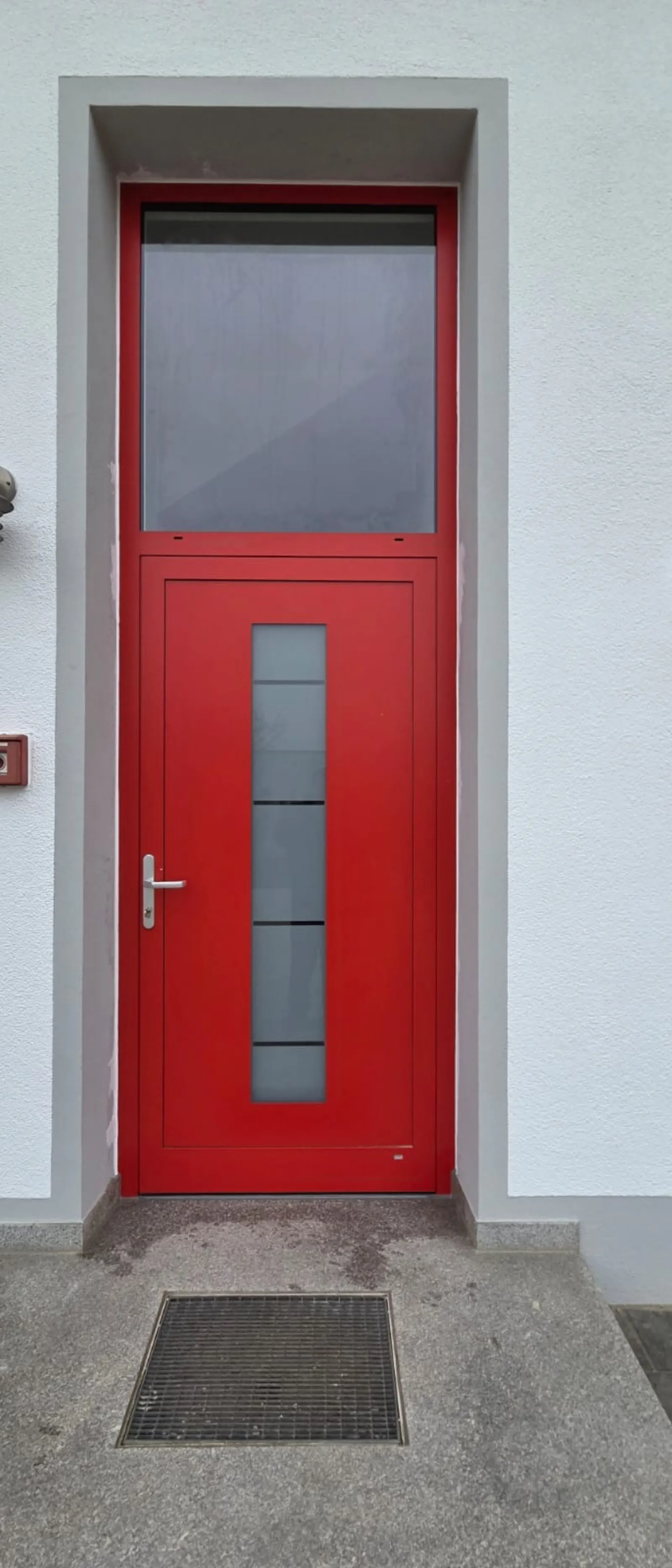 Aluminium-Haustür in Rot · Eingangsbereich