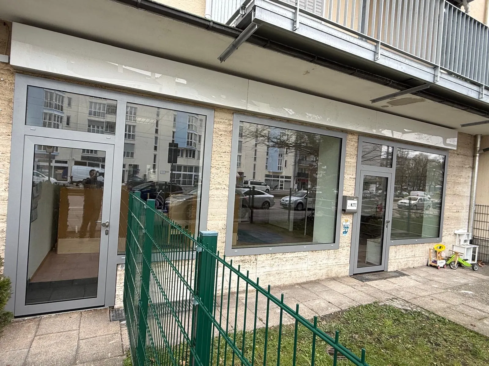 Großflächige Schaufensteranlage · Gewerbeobjekt